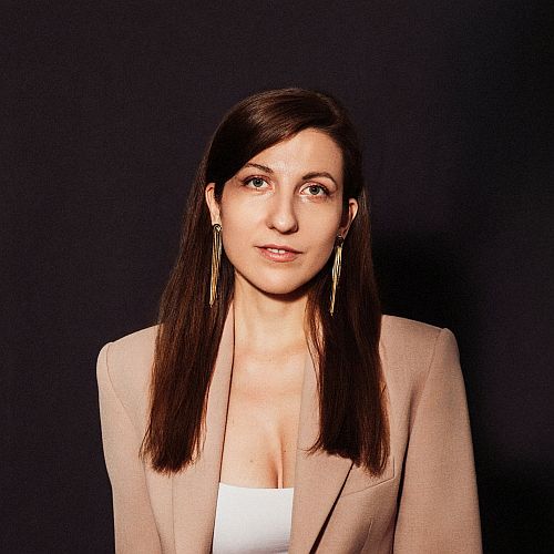 UN HACKER ȘI UN CICLIST INTRĂ ÎNTR-UN BAR