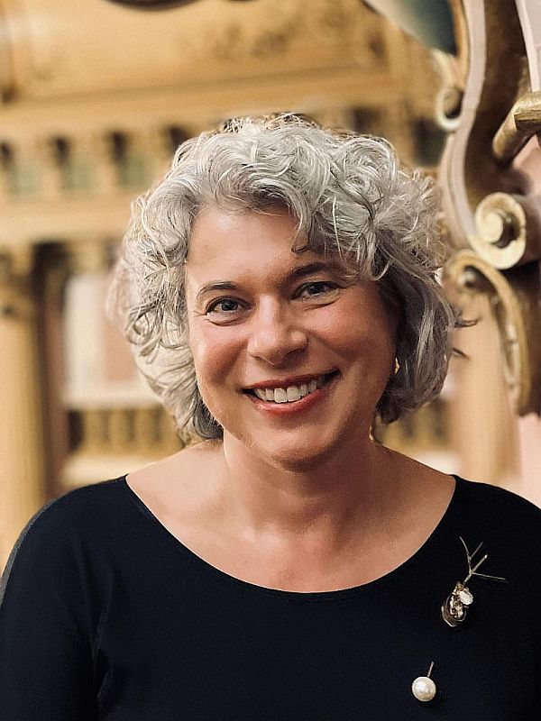 O FLOARE ÎNTR-UN PAHAR CU APĂ